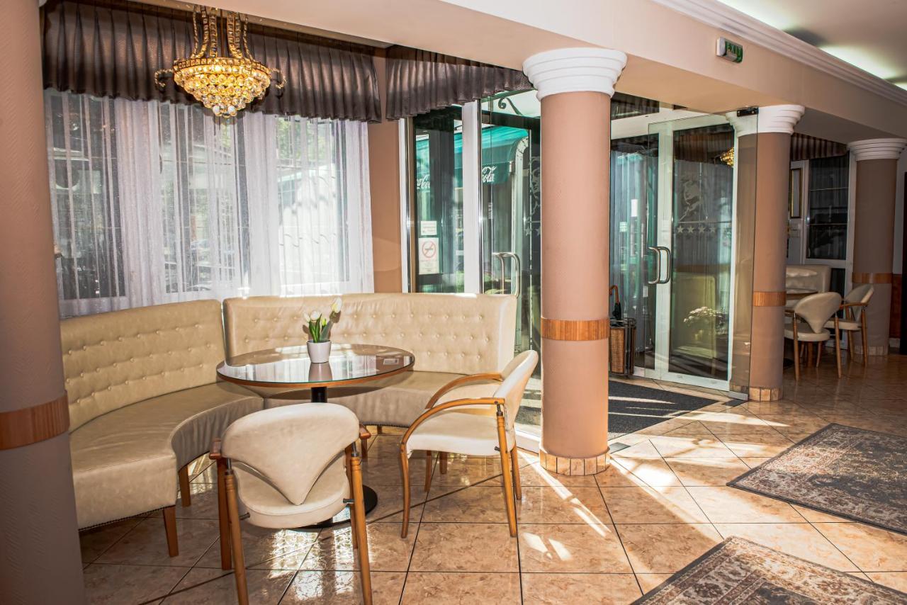 Hotel Villa Classica Pápa Buitenkant foto