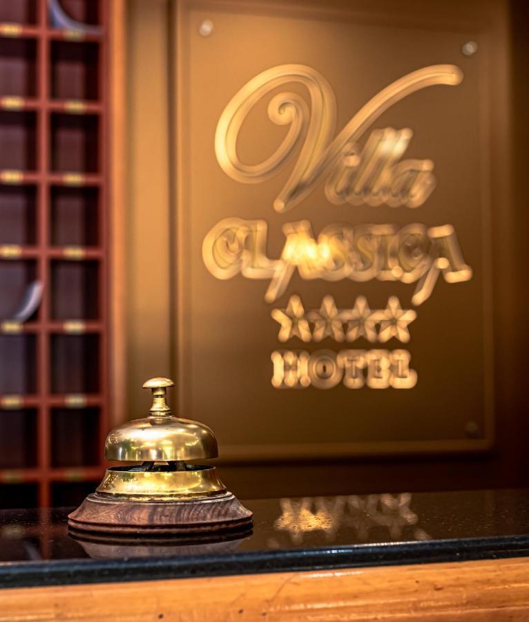Hotel Villa Classica Pápa Buitenkant foto