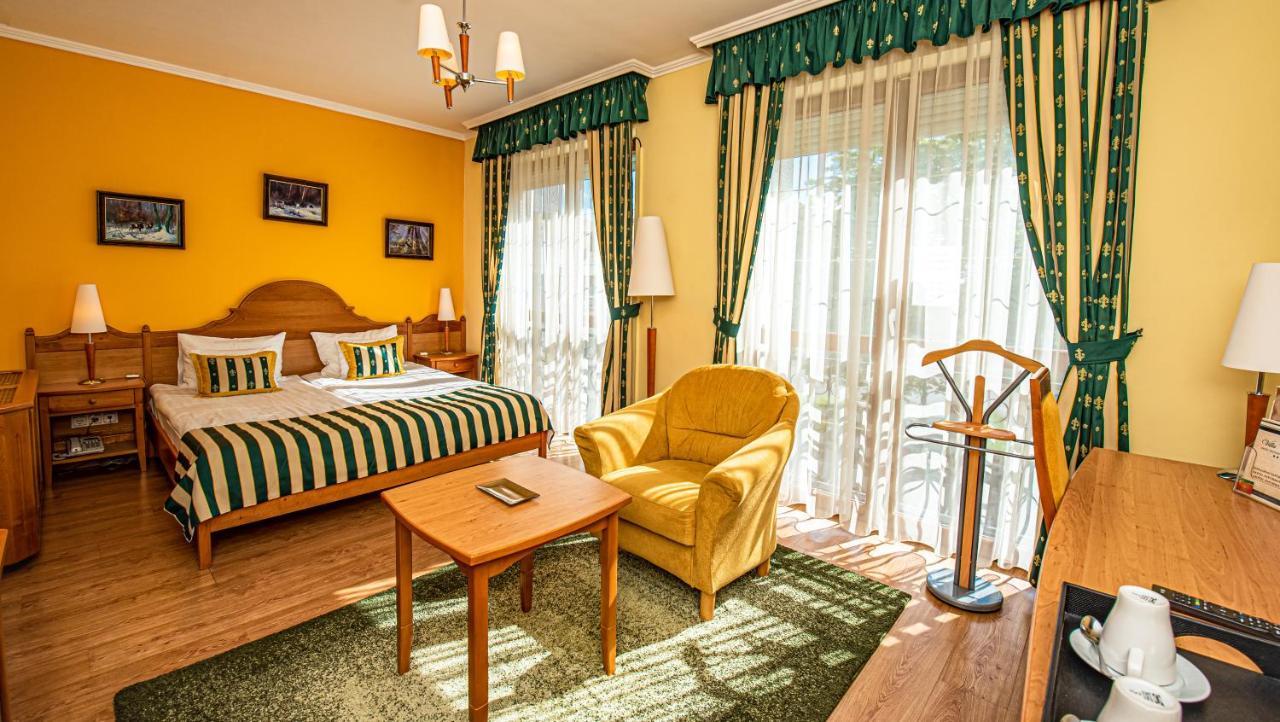 Hotel Villa Classica Pápa Buitenkant foto
