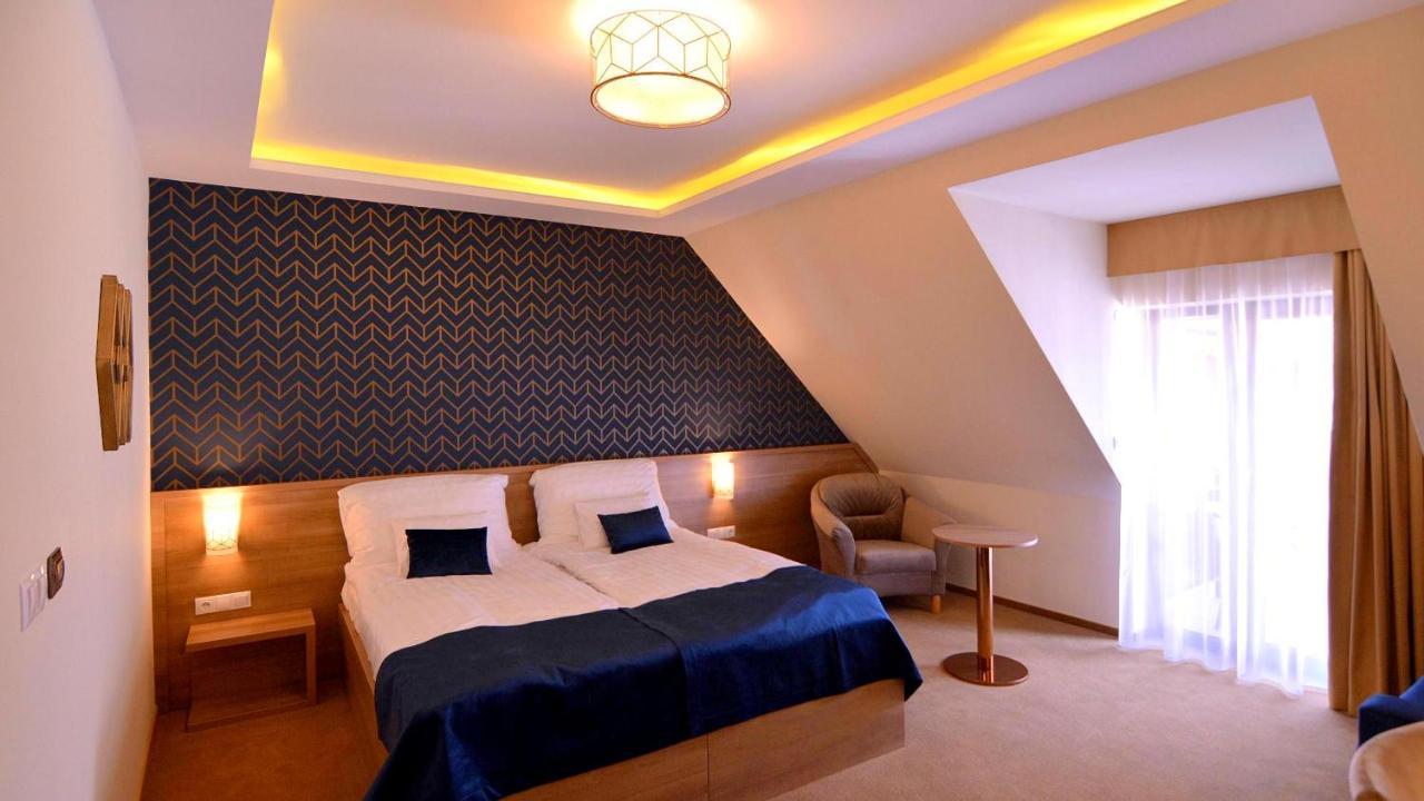 Hotel Villa Classica Pápa Buitenkant foto