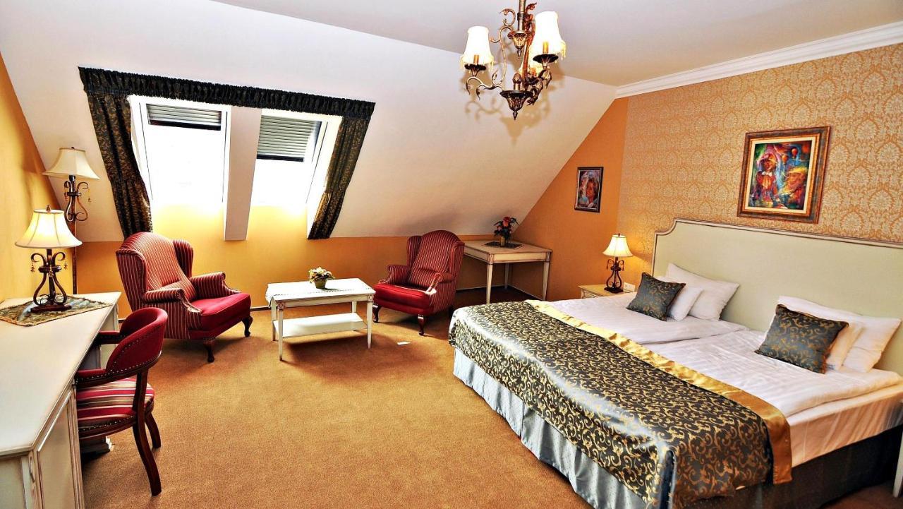 Hotel Villa Classica Pápa Buitenkant foto