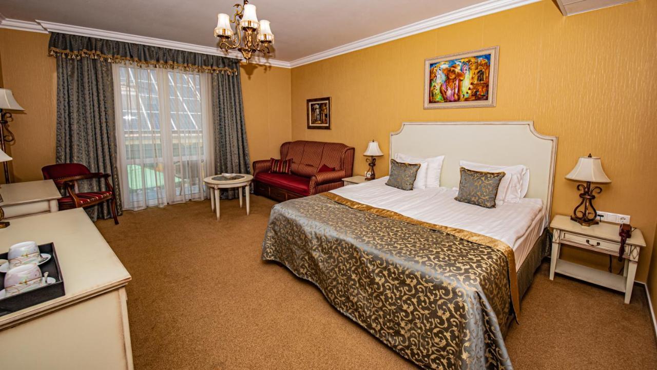 Hotel Villa Classica Pápa Buitenkant foto