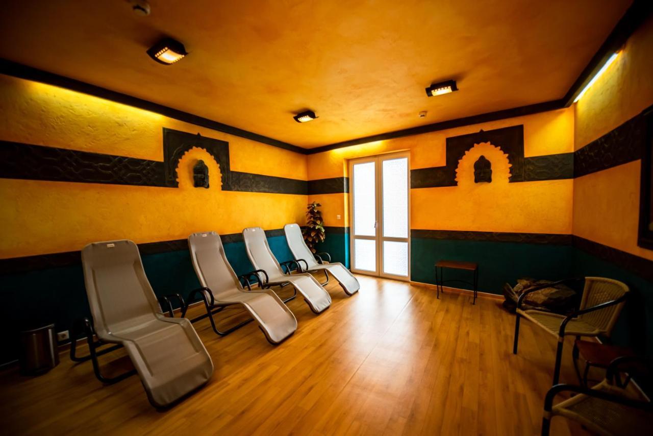 Hotel Villa Classica Pápa Buitenkant foto