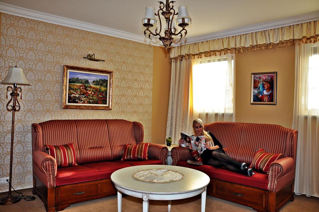 Hotel Villa Classica Pápa Buitenkant foto