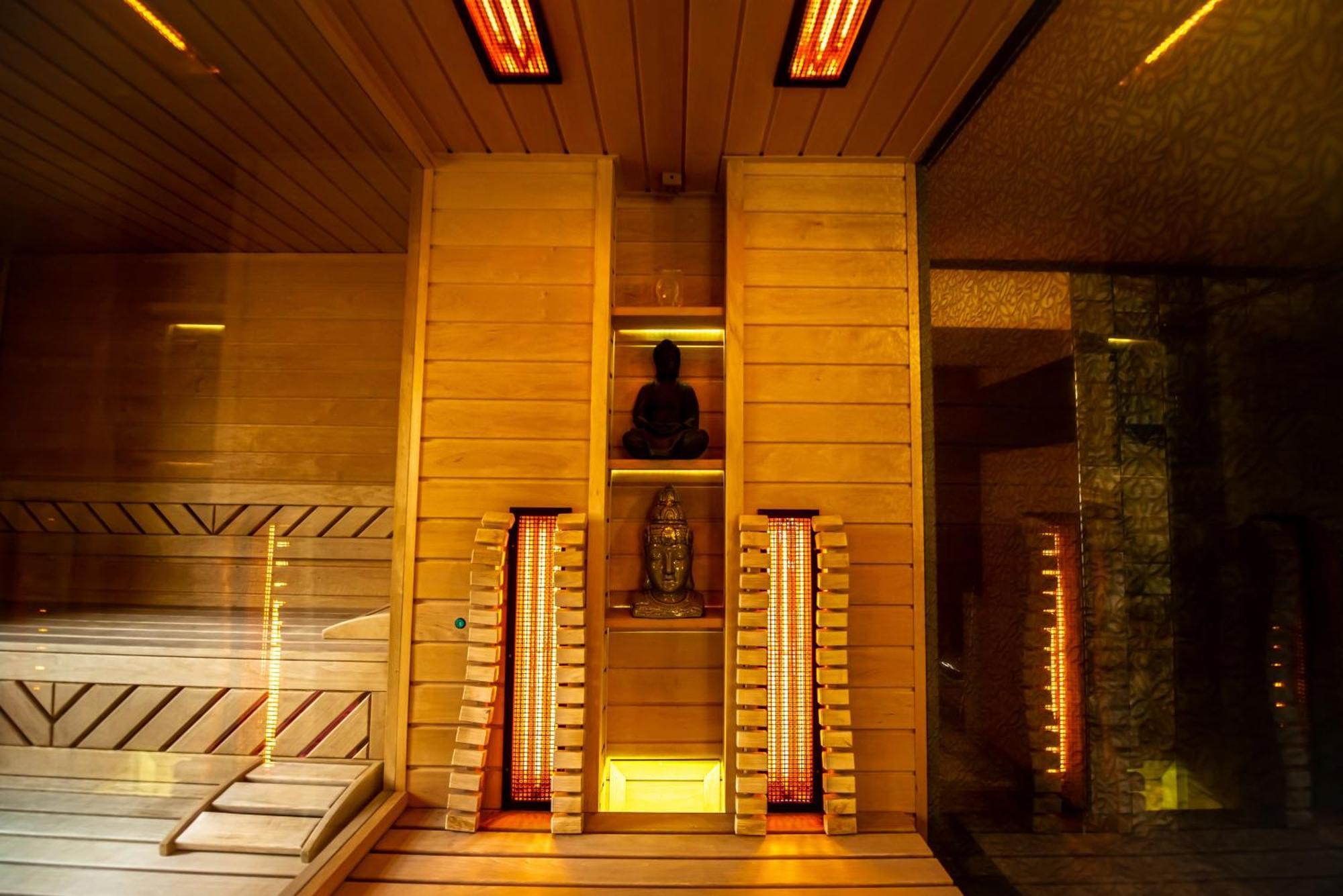 Hotel Villa Classica Pápa Buitenkant foto