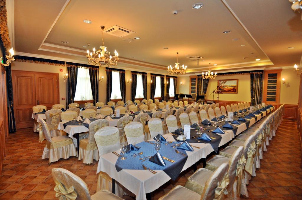 Hotel Villa Classica Pápa Buitenkant foto