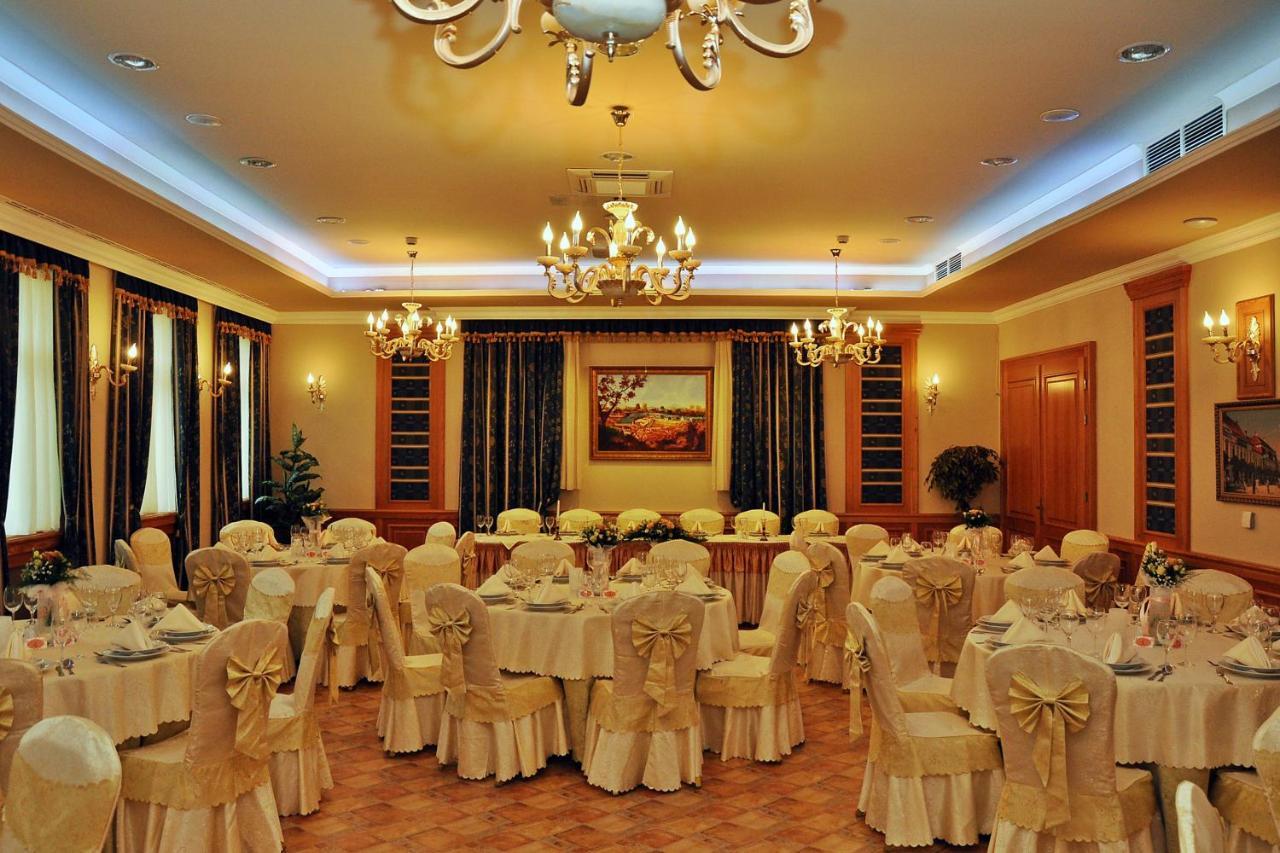Hotel Villa Classica Pápa Buitenkant foto