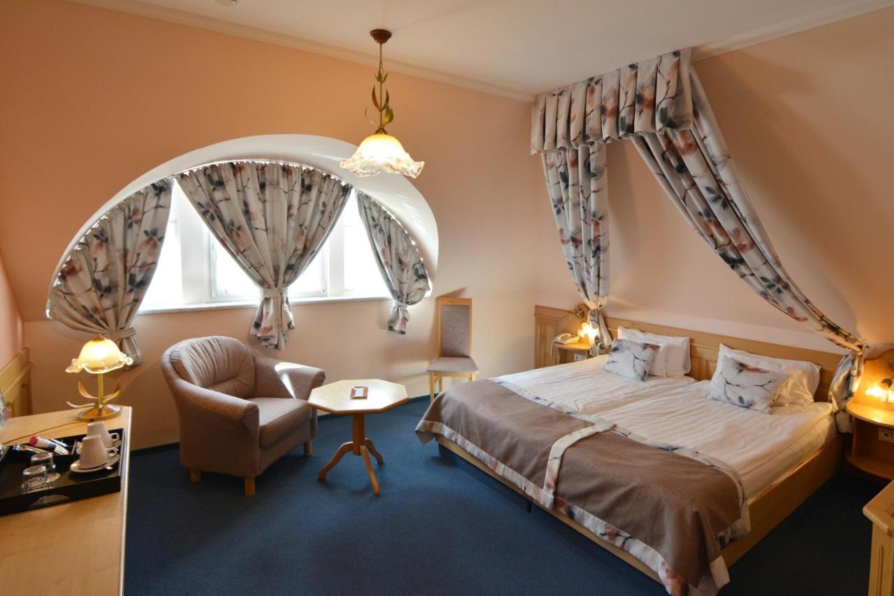 Hotel Villa Classica Pápa Buitenkant foto