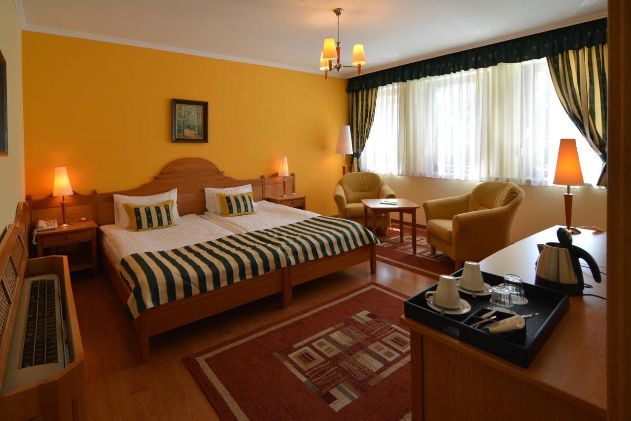 Hotel Villa Classica Pápa Buitenkant foto