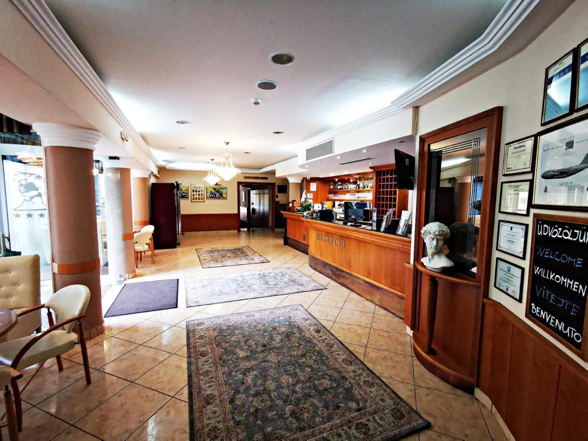 Hotel Villa Classica Pápa Buitenkant foto