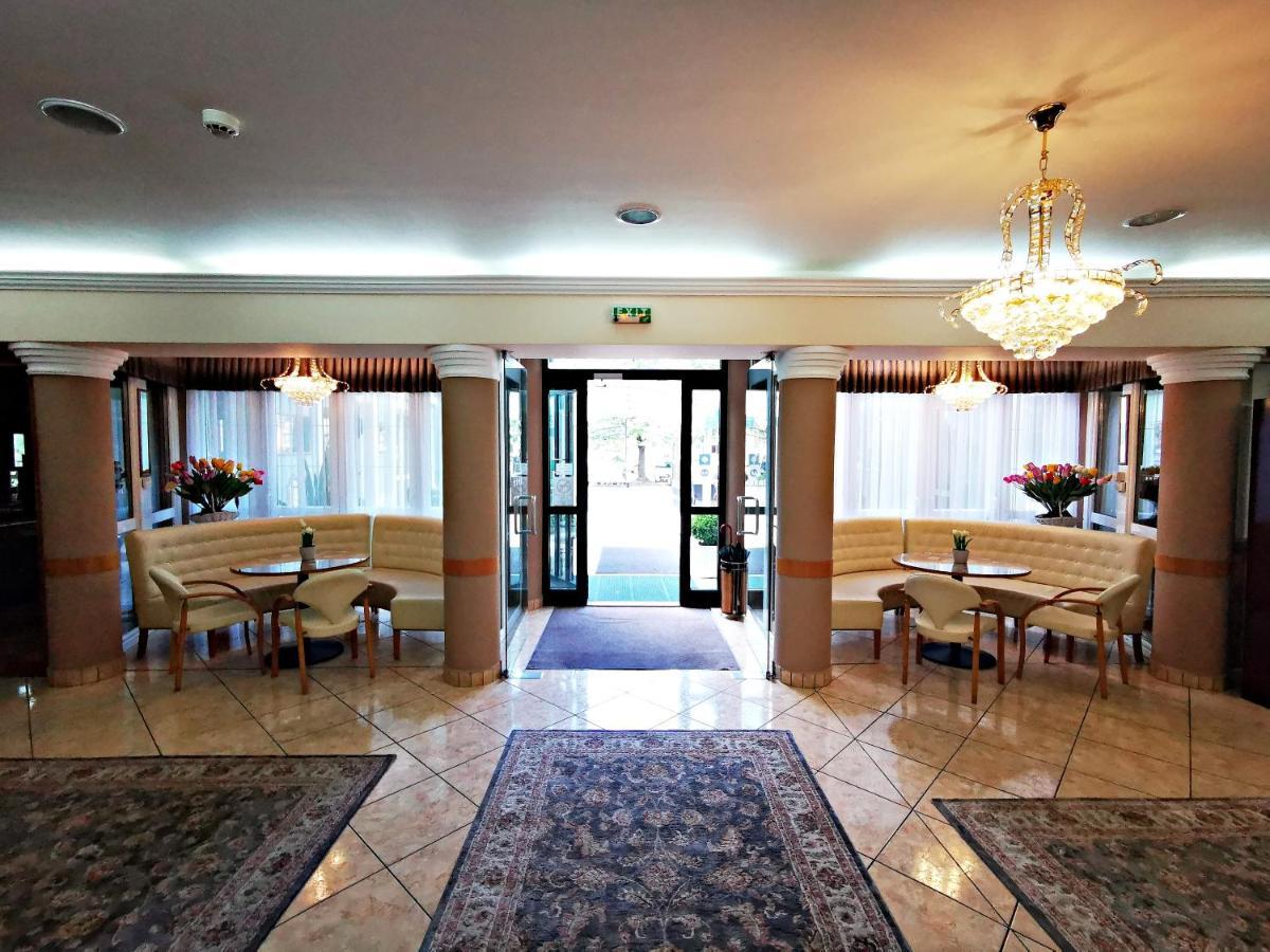Hotel Villa Classica Pápa Buitenkant foto